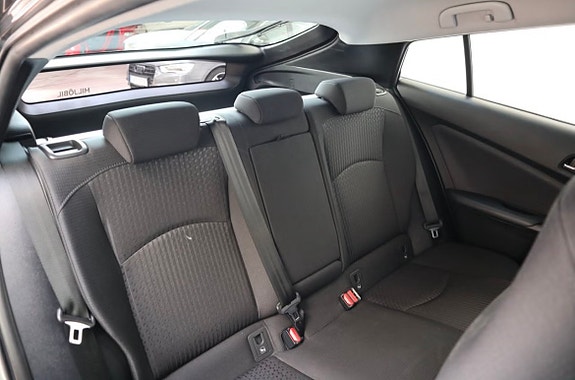 Toyota Prius 5 of 16