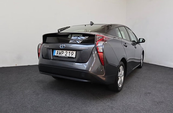 Toyota Prius 2 of 16
