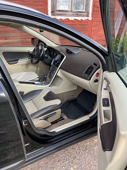 Volvo XC60 3 of 13