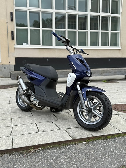Yamaha Slider 2 of 5