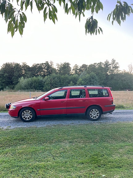 Volvo V70 2 of 10