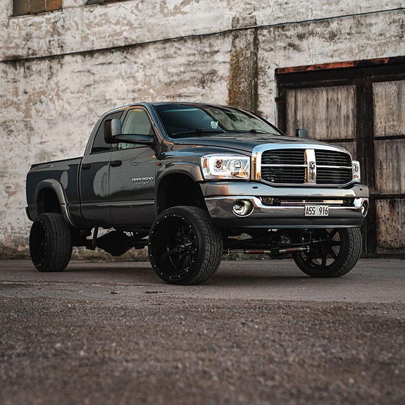 Dodge RAM 2500 2 of 6
