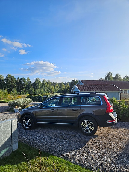 Volvo XC70 2 of 8