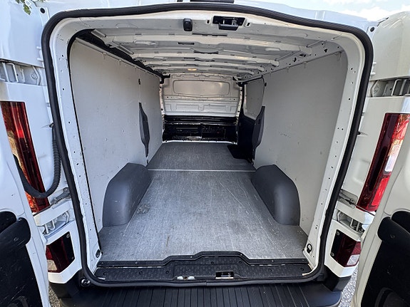 Nissan NV300 16 of 20