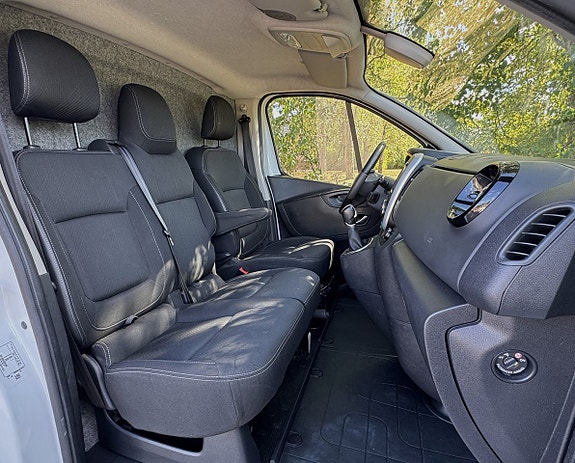 Nissan NV300 8 of 20