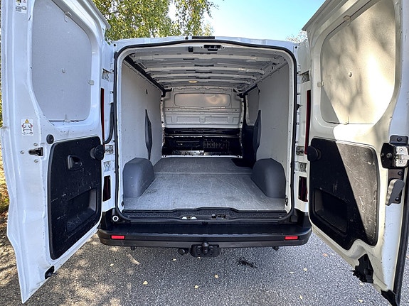 Nissan NV300 7 of 20