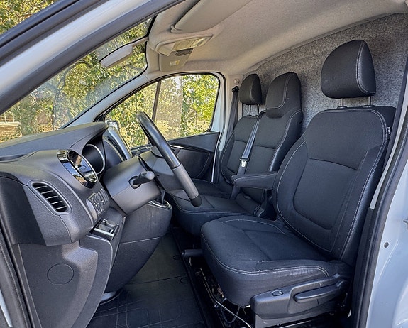 Nissan NV300 9 of 20