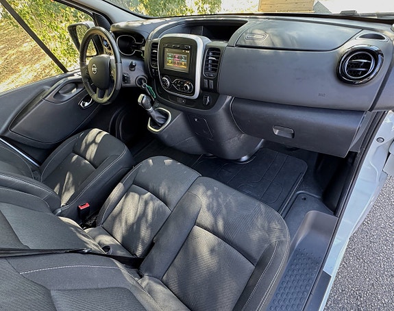 Nissan NV300 11 of 20