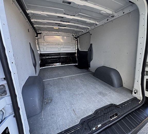 Nissan NV300 18 of 20