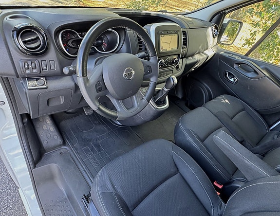 Nissan NV300 12 of 20