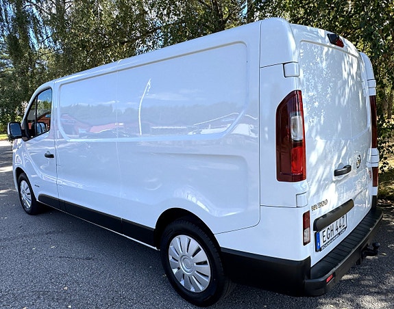 Nissan NV300 4 of 20