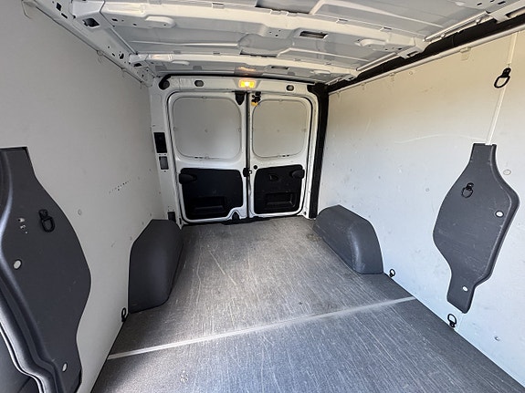 Nissan NV300 5 of 20