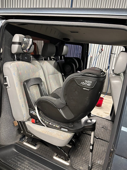 Volkswagen Caravelle 4 of 5