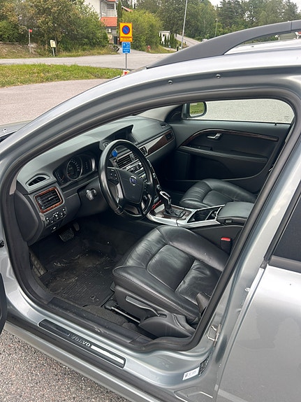 Volvo V70 7 of 8