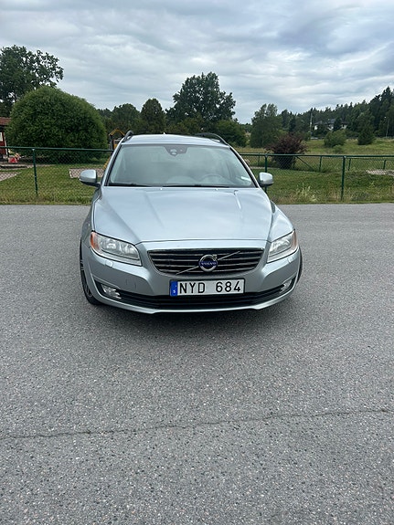 Volvo V70 2 of 8