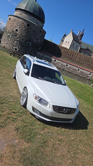 Volvo V70 2 of 9