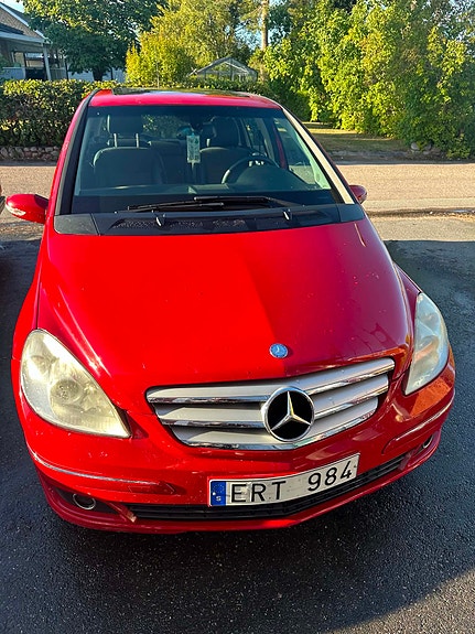 Mercedes-Benz B180 2 of 6