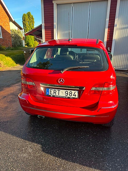 Mercedes-Benz B180 3 of 6