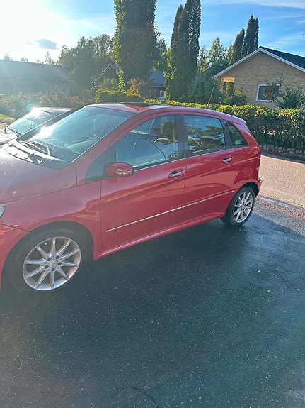 Mercedes-Benz B180 4 of 6