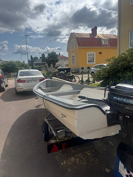 Uttern 430 – båt, Mercury 2-takt & kärra ingår 3 of 10