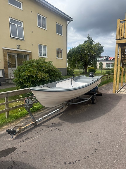 Uttern 430 – båt, Mercury 2-takt & kärra ingår 2 of 10