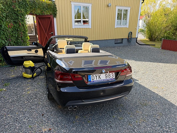 BMW 330d 2 of 5