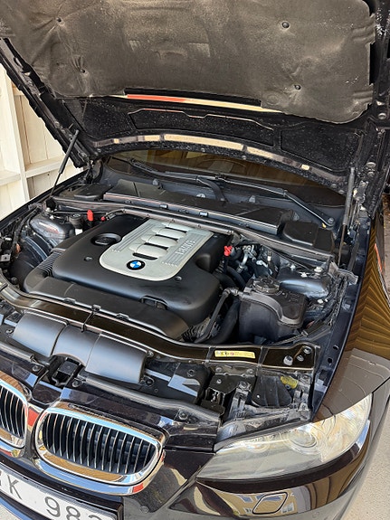 BMW 330d 4 of 5