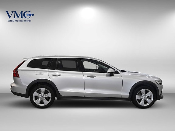 Volvo V60 Cross Country 2 of 11