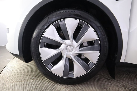 Tesla Model Y 10 of 22