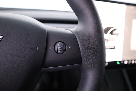 Tesla Model Y 16 of 22