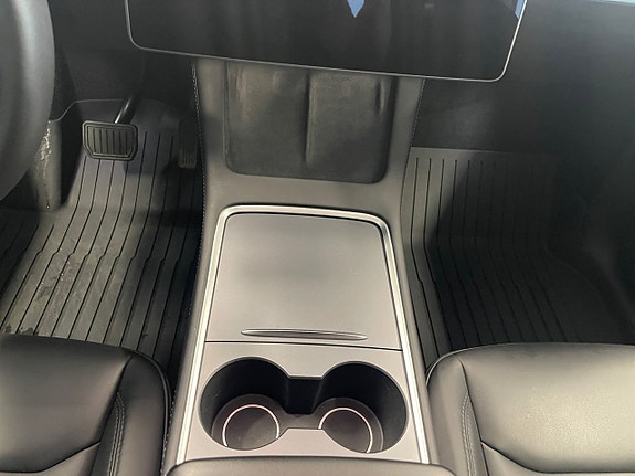 Tesla Model Y 12 of 26