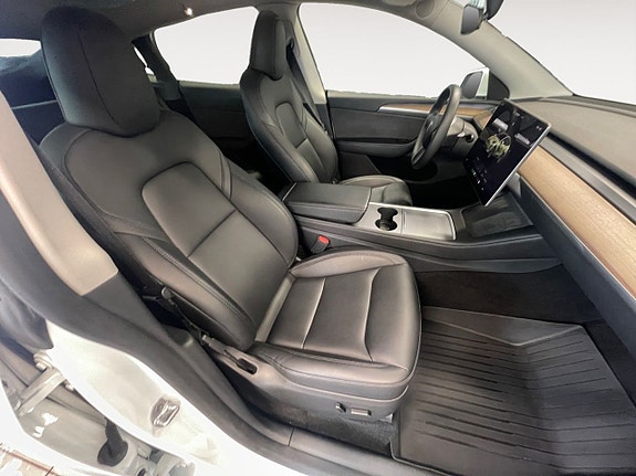 Tesla Model Y 16 of 26