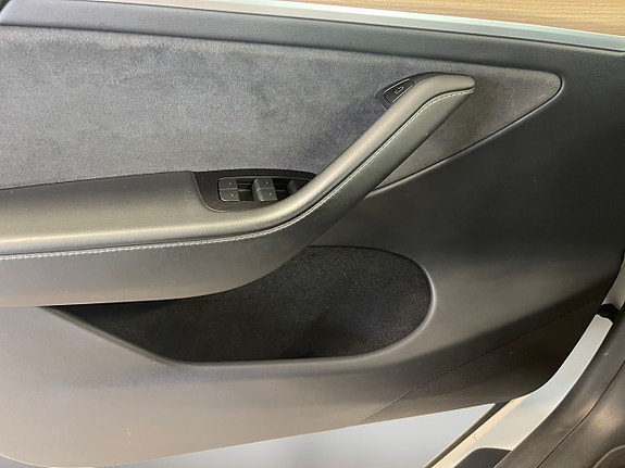 Tesla Model Y 24 of 26