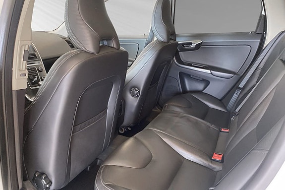 Volvo XC60 13 of 30