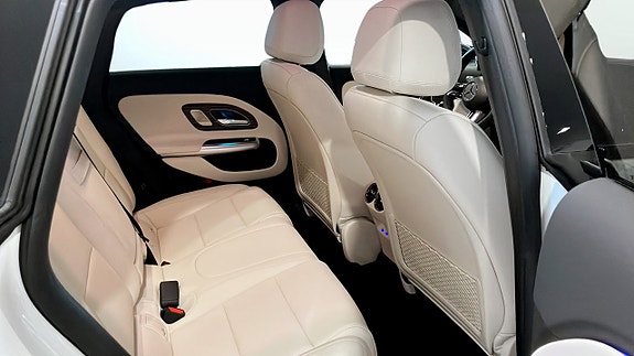 Mercedes-Benz CLA350 5 of 9