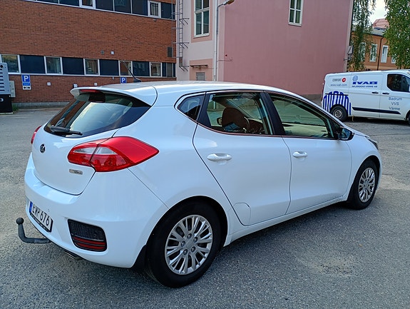 Kia Ceed 2 of 7