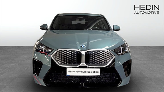 BMW iX2 8 of 12