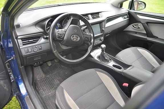 Toyota Avensis 2 of 6