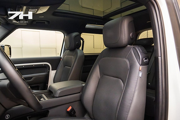 Land Rover Defender 90 18 of 25
