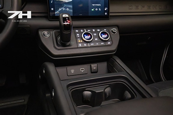 Land Rover Defender 90 16 of 25
