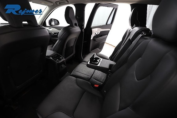 Volvo XC90 10 of 28