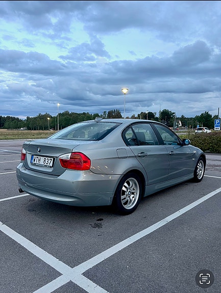 BMW 320i 3 of 7