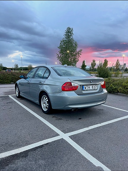 BMW 320i 2 of 7