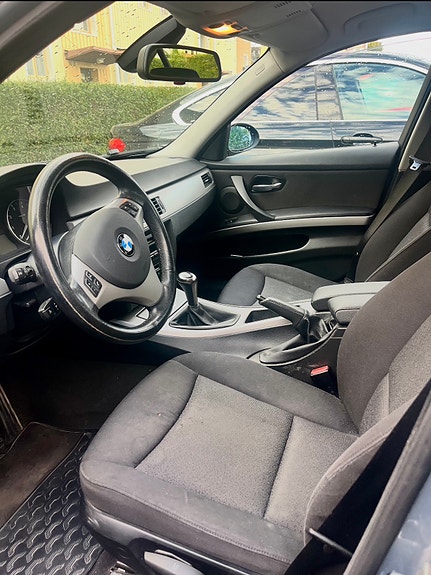 BMW 320i 5 of 7