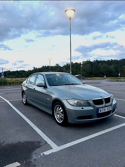 BMW 320i 4 of 7