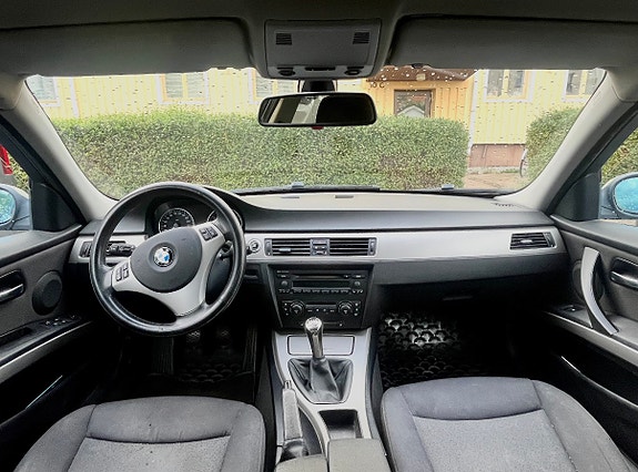 BMW 320i 6 of 7