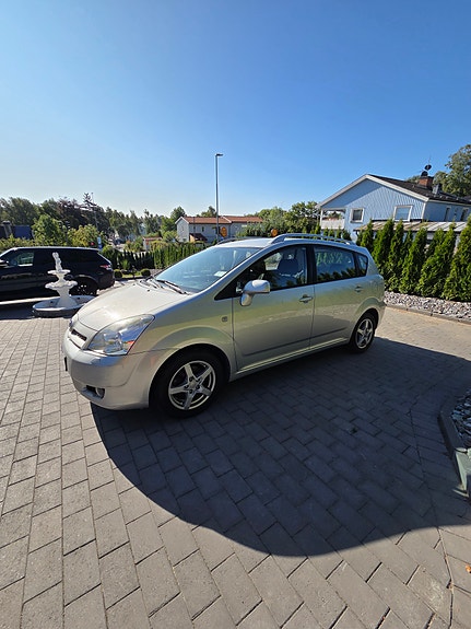 Toyota Corolla Verso 2 of 7