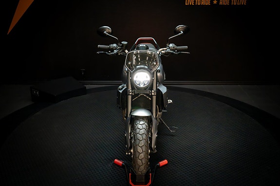 Indian FTR 1200 "Dr. Jekill & Mr. Hyde" 8 of 20