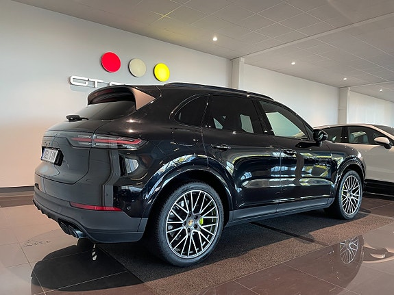 Porsche Cayenne 9 of 21
