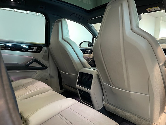 Porsche Cayenne 21 of 21